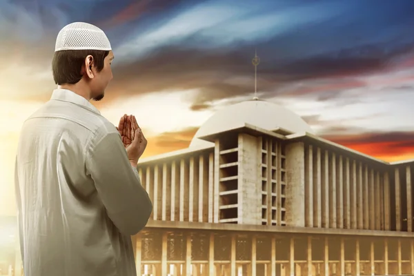 Muslim man praying looking to mosque — Stock Photo, Image