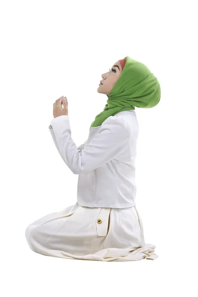 Young muslim woman praying — Stock Photo, Image