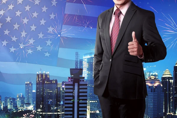 Człowiek wyświetlane kciuk z flagą Usa — Zdjęcie stockowe