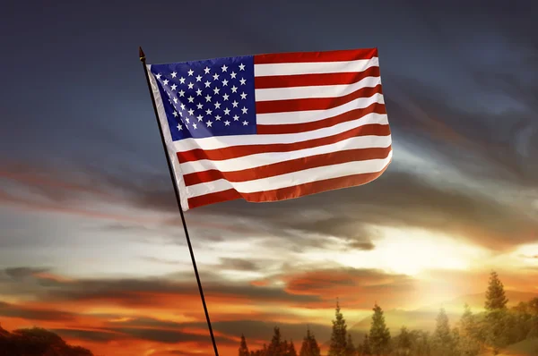 夕焼け空と丘の上のアメリカの国旗 — ストック写真