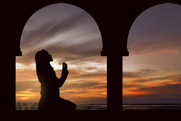 Muslim wanita berdoa saat matahari terbenam — Stok Foto