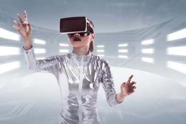 VR kulaklık giyen güzel Asyalı kadın