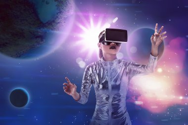 VR kulaklık giyen güzel Asyalı kadın