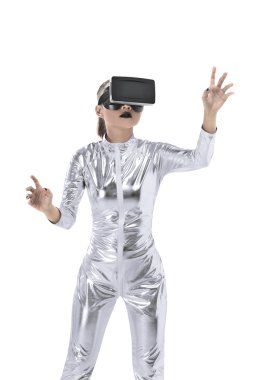 VR kulaklık giyen güzel Asyalı kadın