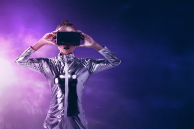 VR kulaklık giyen güzel Asyalı kadın