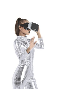 VR kulaklık giyen güzel Asyalı kadın