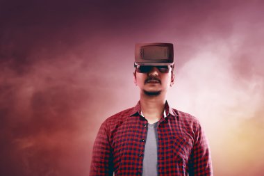 VR kulaklık giyen genç Asyalı adam