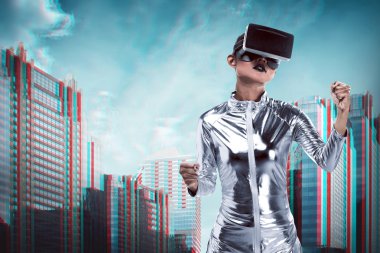 VR kulaklık giyen güzel Asyalı kadın