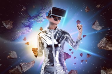 VR kulaklık giyen güzel Asyalı kadın