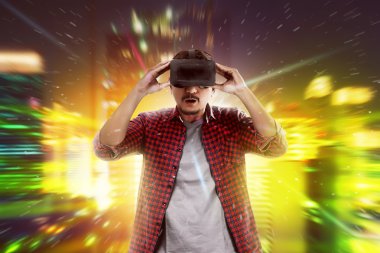 VR kulaklık giyen genç Asyalı adam
