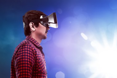 VR kulaklık giyen genç Asyalı adam