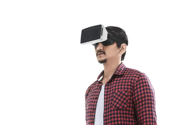 Молодой азиат в наушниках VR — стоковое фото