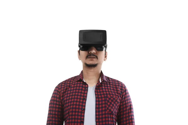 Jovem asiático homem vestindo VR headset — Fotografia de Stock
