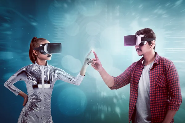 Erkek ve kadın cyber dünya içinde