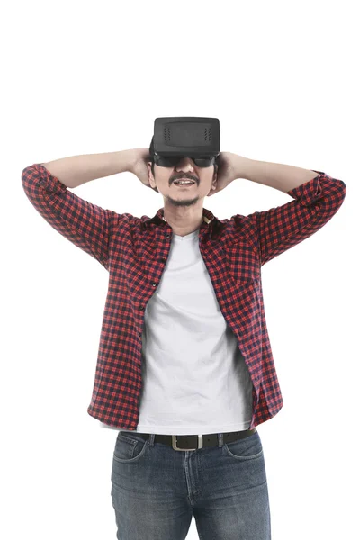 Jovem asiático homem vestindo VR headset — Fotografia de Stock