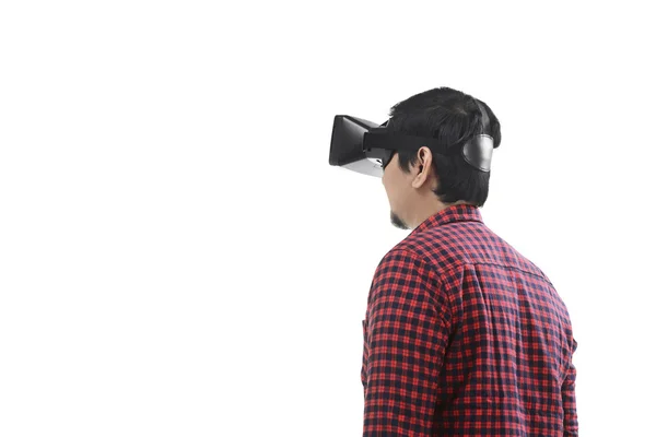 Jovem asiático homem vestindo VR headset — Fotografia de Stock