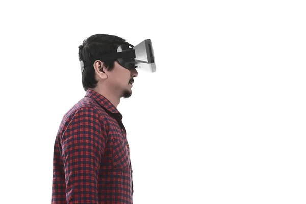 Jovem asiático homem vestindo VR headset — Fotografia de Stock