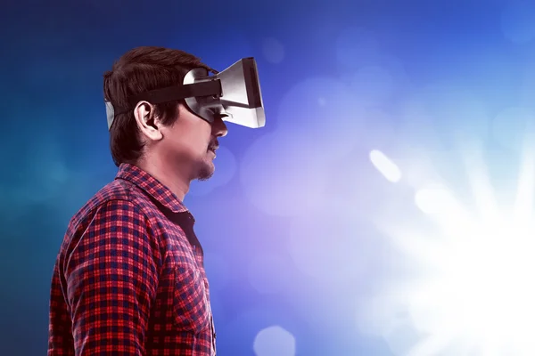 Jovem asiático homem vestindo VR headset — Fotografia de Stock