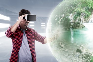 Asya adam giyen Vr kulaklık 