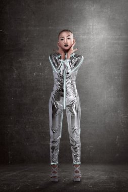 Lateks tulum giyen kadın 