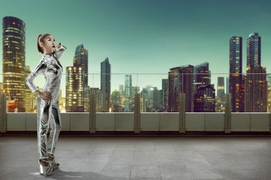 Çatı yapı üzerinde poz kadın