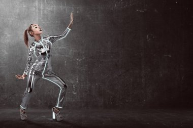 Lateks tulum giyen kadın 