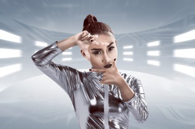 Asyalı kadın yapma parmak çerçeve
