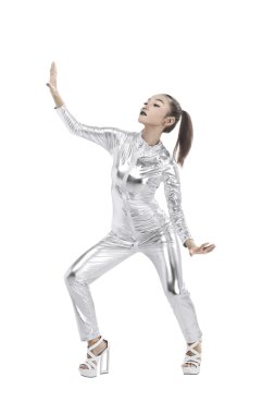 Gümüş lateks elbise giyen kadın