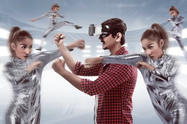 Genç Asyalı adam VR kulaklık kullanarak