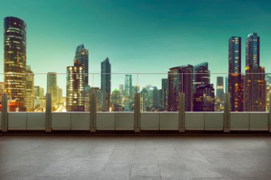 Cityscape arka plan ile çatı üst balkon