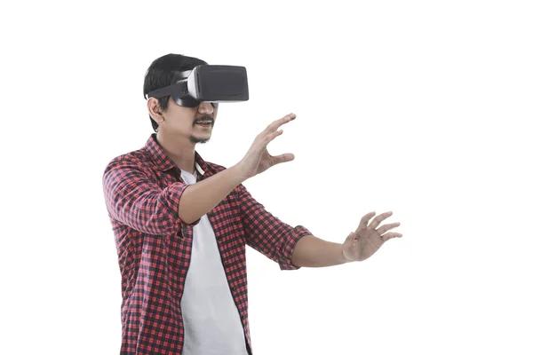 Азиатский человек, испытывающий виртуальную реальность — стоковое фото