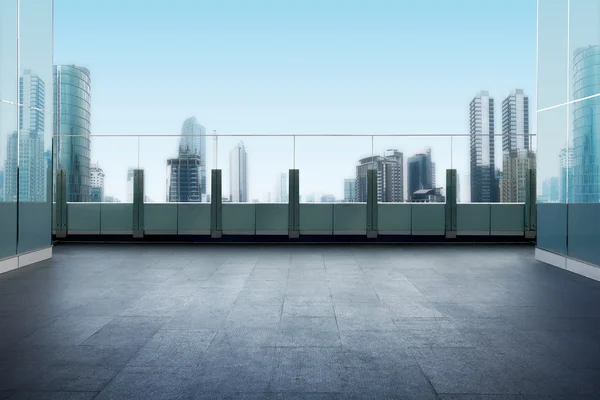 Techo balcón superior con paisaje urbano — Foto de Stock