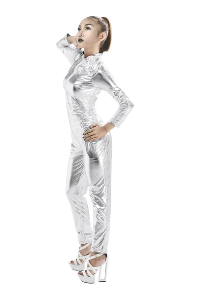 Женщина в серебряном латексном костюме — стоковое фото