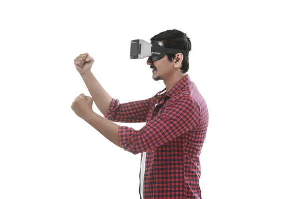 Asiático hombre experimentando virtual realidad — Foto de Stock