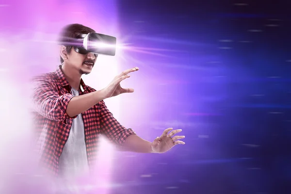 Asian man wearing VR headset — Stock Photo, Image