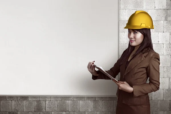 Mujer de negocios asiática con casco amarillo — Foto de Stock