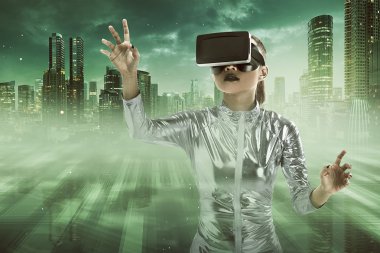 kadın gümüş kostüm ve Vr kulaklık