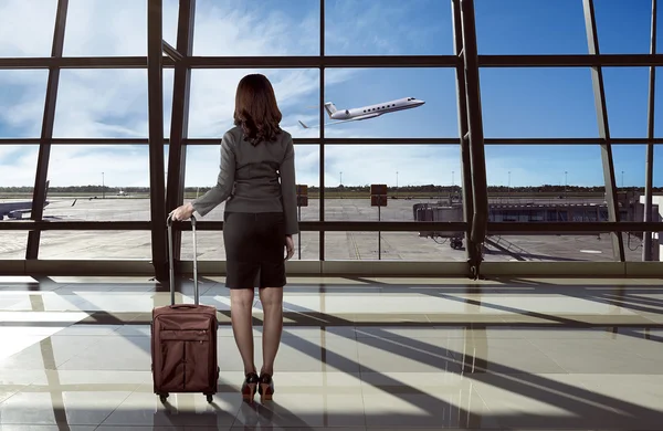 Zakenvrouw die koffer in de luchthaven — Stockfoto