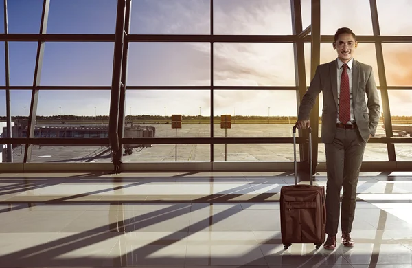 Homme d'affaires portant une valise à l'aéroport — Photo