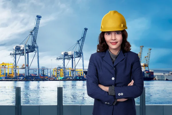 Femme d'affaires avec un costume et un casque jaune — Photo