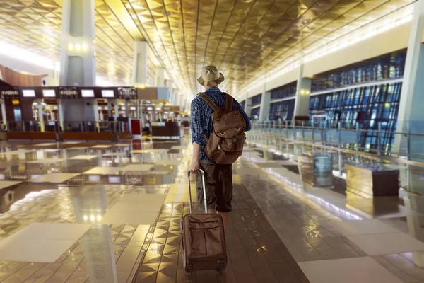 Traveler with suitcase in the airport — Stock Photo, Image