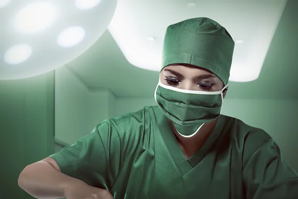 Asiatiska kvinnliga läkare gör kirurgi — Stockfoto