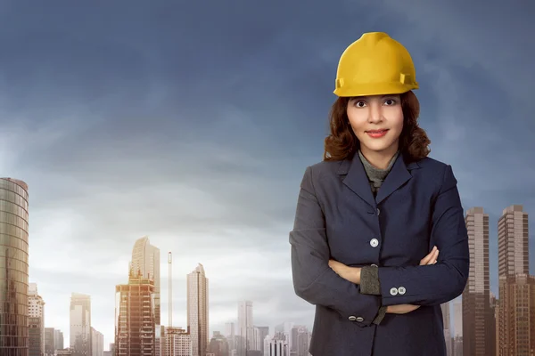Asiatische Bauunternehmerin trägt Helm — Stockfoto