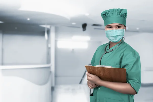 Asiatique infirmière portant uniforme chirurgical — Photo