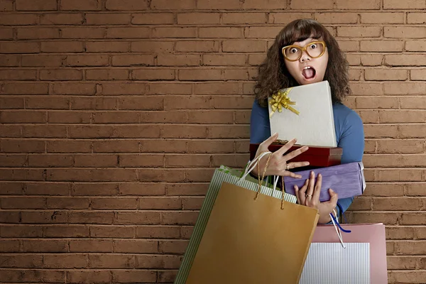 Asian woman carrying many gifts — Stock Photo, Image