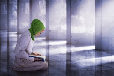 Asya Müslüman kadın Kur'an okuma