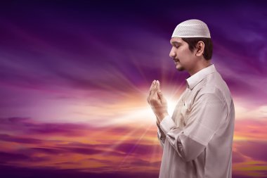 Genç Asyalı Müslüman adam dua