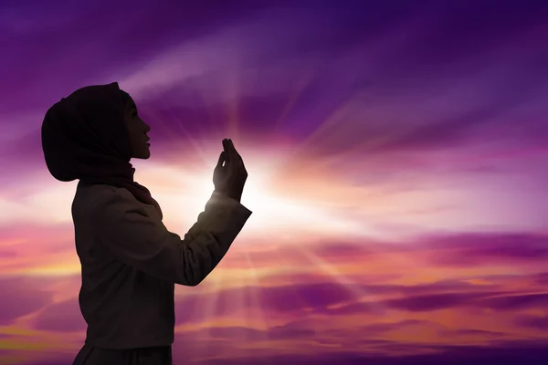 Muslim woman praying to god — Stock Photo, Image