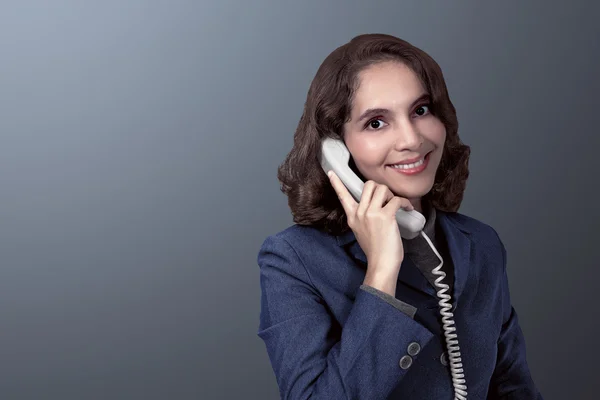 Asiática empresária falando ao telefone — Fotografia de Stock