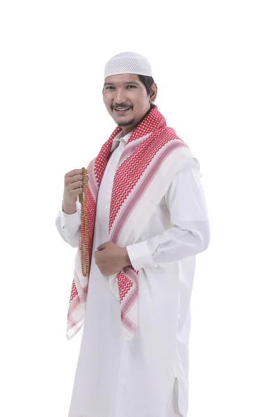 Asiatico musulmano uomo holding preghiera perline — Foto Stock